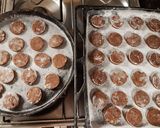 Foto del paso 6 de la receta: Alfajores de chocolate y nuez al café. ¡Bañados!
