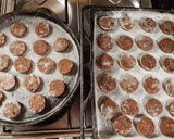 Foto del paso 6 de la receta: Alfajores de chocolate y nuez al café. ¡Bañados!