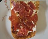 Foto del paso 5 de la receta: Tosta de uvas asadas con burrata y jamón ibérico (uvas, pan y queso saben a beso 🍇🥖💋)