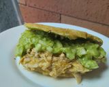 Foto del paso 9 de la receta: Arepa rellena de pollo con salsa de manzana, zanahoria, cebolla y crema...🫓🥙🥯