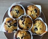 Foto del passaggio 4 della ricetta Muffin con mirtilli e cioccolato bianco e muffin con gocce e pezzi di cioccolato🧁🍫🫐