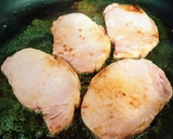 Foto del paso 3 de la receta: Chuletas de Sajonia con roquefort y ensalada de brotes con tomates cherry