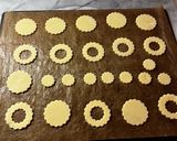 Foto del passaggio 7 della ricetta Occhio di bue con confettura di uva fragola