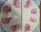 Foto del passaggio 2 della ricetta Cornetti salati di sfoglia con cotto e formaggio