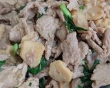 รูปขั้นตอนการทำที่ 3 ของ ผัดหมูเห็ดออรินจิ