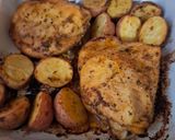 Foto del paso 5 de la receta: Muslos con papas al horno