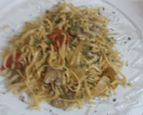 Foto del paso 5 de la receta: Aprovechamiento. Tallarines fritos con pollo y salsa de soja