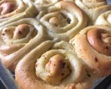 Foto langkah ke 7 dari resep Cheesy garlic roll bread.
