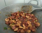 Foto langkah ke 3 dari resep Udang oseng campur sosis.