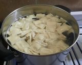 Foto del paso 3 de la receta: Ravioles con salsa y salchichas de Viena