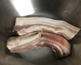 รูปขั้นตอนการทำที่ 2 ของ หมูกรอบ 🐷(ไม่ต้ม/ไม่ตาก)