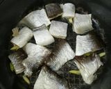 Hình bước làm 1 của món Khô cá Tra phồng chiên sả ớt