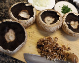 Foto del paso 1 de la receta: Champiñones gigantes rellenos, con espárragos a la mantequilla de limón
