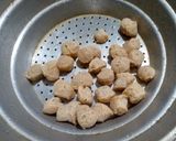 A picture of step 1 of Soya chunks masala dry.