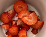 Foto del paso 1 de la receta: Ensalada agridulce de tomate “adora” y frutos rojos con skyrella y atún