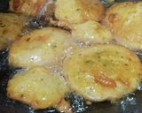 A picture of step 5 of Potato pakoda.
