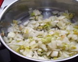 Foto del paso 2 de la receta: Pescadilla en salsa con pulpo y pota
