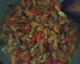 Foto langkah ke 4 dari resep Tumis kerang kupas.