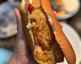 Foto del paso 4 de la receta: Perrito caliente con cebolla caramelizada, bacon y cheddar