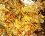 Foto langkah ke 3 dari resep Ikan asin kapas/bulu ayam pedas.