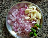 A picture of step 1 of Baigan ka bharta.
