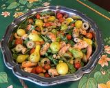 Une image de l'étape 7 de Salade de roquette aux crevettes, tomates, olives et ail.