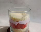 Foto langkah ke 3 dari resep Strawberry Dessert Cake In Jar.
