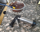 Foto del paso 4 de la receta: Bombones de chocolate blanco con relleno de ganache de naranja