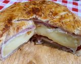 Camembert levelestésztába és feketeerdő sonkába bugyolálva recept fázis 4 fotója