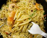 A picture of step 6 of Gamberi noodles = "one pot creamy shrimp tomato pasta" but with noodles 🇮🇹🍜🤓.