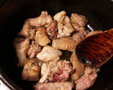Foto del paso 7 de la receta: Menudillos de pollo, en salsa de higadillos y cuñas de patatas fritas