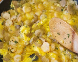 Foto del paso 4 de la receta: Revuelto de gambas y champiñones