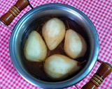 Foto del paso 4 de la receta: Peras confitadas en salsa de frutos rojos y agua de azahar