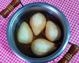 Foto del paso 4 de la receta: Peras confitadas en salsa de frutos rojos y agua de azahar