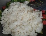 Foto langkah ke 3 dari resep Nasi goreng sosis sayur.