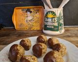 A picture of step 2 of Oat and date balls with dark chocolate.