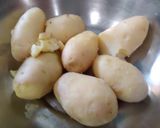 A picture of step 1 of Potato noodles roll.