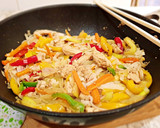 Foto del paso 10 de la receta: WOK de verduras y pollo con fideos de arroz (noodles)