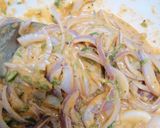 A picture of step 3 of Crispy onion pakodas.
