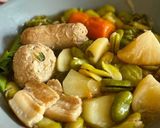 Une image de l'étape 8 de POTÉE de PRINTEMPS : saucisses, boulettes de porc aux courgettes, verts de blettes et fèves.