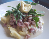 Foto del paso 4 de la receta: Tortelini con salsa de queso suave, Jamón y rúcula