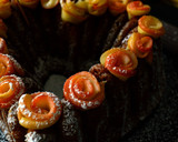 Foto del paso 11 de la receta: Bundt cake corazón de calabaza y manzana con rosas