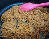 A picture of step 2 of Khoay wali vermicelli.