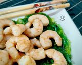 Foto del paso 4 de la receta: Ensalada de wakame y langostinos