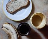 Une image de l'étape 1 de Tartine banane tahin et mélasse de dattes ☕.