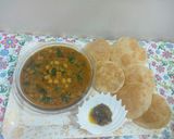 A picture of step 6 of Kabuli chana with poory achar.