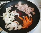 A picture of step 4 of Japanese-Style Stir-Fried Udon with Pork.