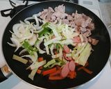A picture of step 5 of Japanese-Style Stir-Fried Udon with Pork.
