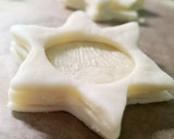 Foto del paso 4 de la receta: Estrellas de hojaldre con crema de salmón curado