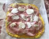 Foto del passaggio 5 della ricetta Rotolo di frittata di zucchine ripiena